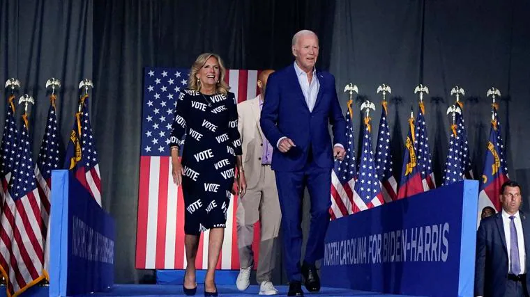 Jill Biden, con su esposo en un mitin en Raleigh (Carolina del Norte), enfudada en un vestido con la que anima a votar