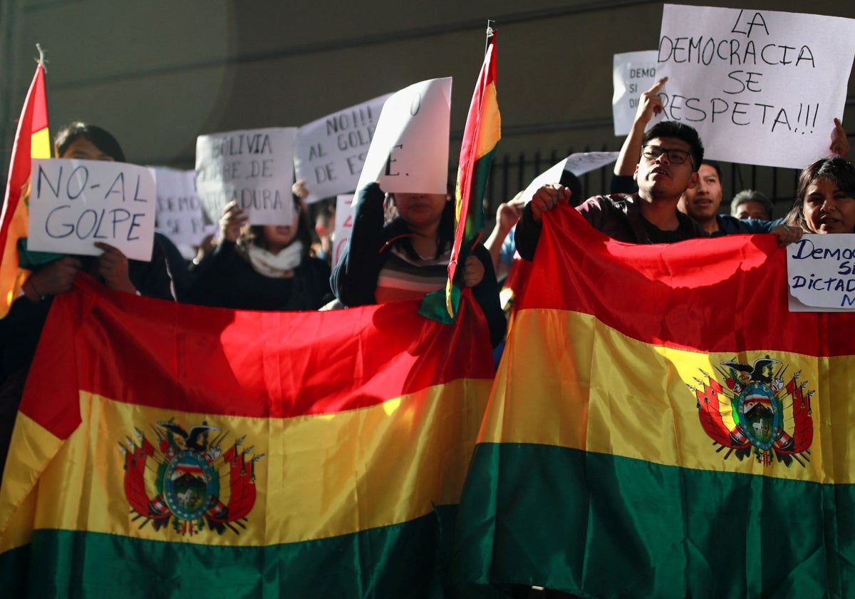 Manifestación en apoyo al presidente Arce tras un fallido intento de golpe de Estado en bolivia