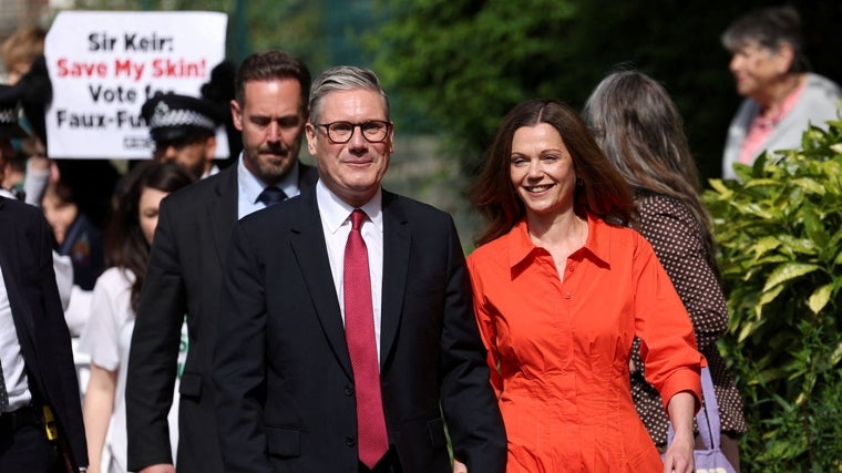 El líder del Partido Laborista de la oposición británica, Keir Starmer, y su esposa Victoria Starmer caminan fuera de un colegio electoral