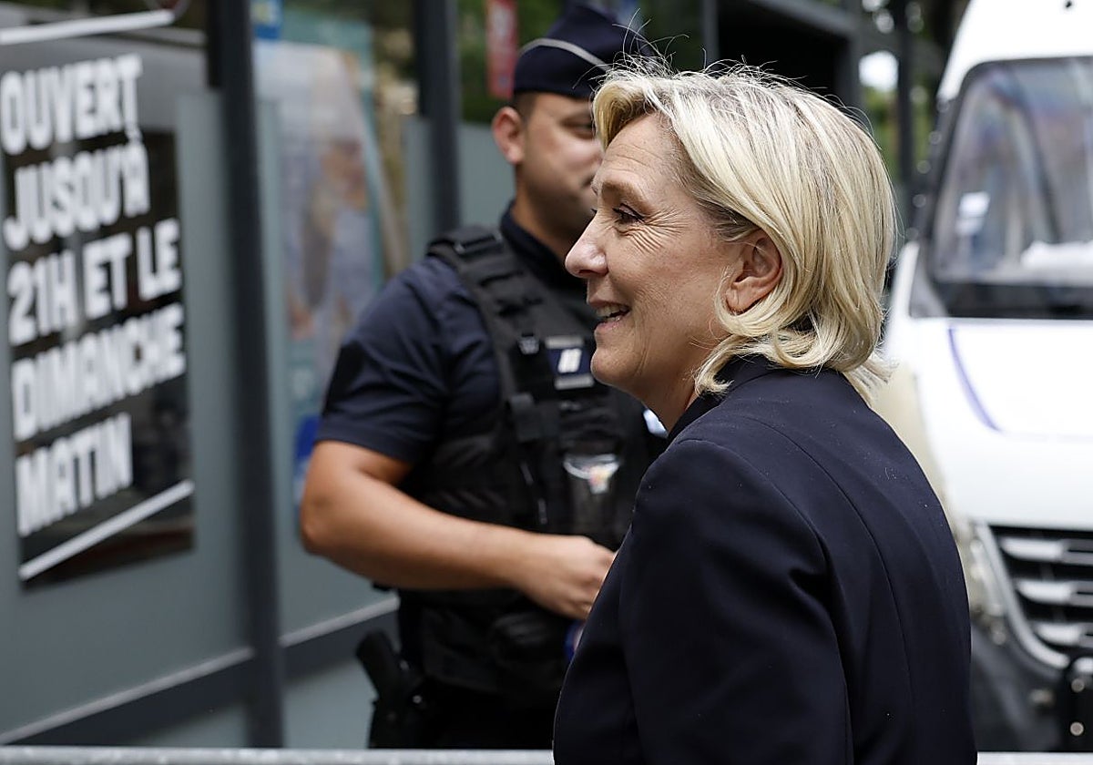Marine Le Pen llega a la sede del partido Agrupación Nacional en París