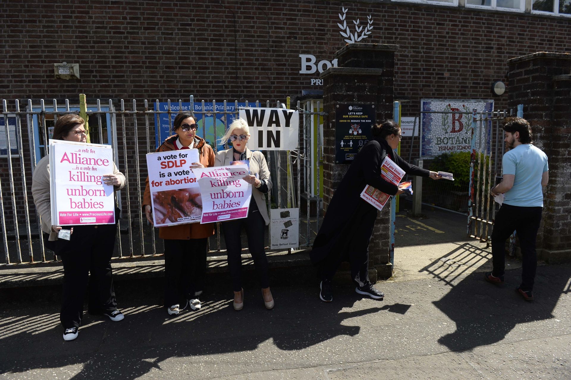 Activistas antiabortistas protestan frente a un centro electoral en Belfast.