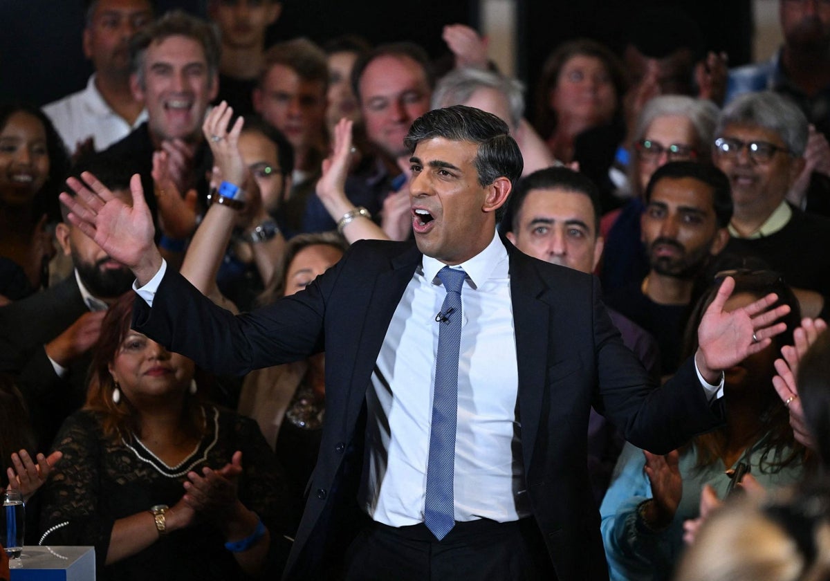 Rishi Sunak pronuncia un discurso durante un evento de campaña en preparación para las elecciones generales del Reino Unido del 4 de julio