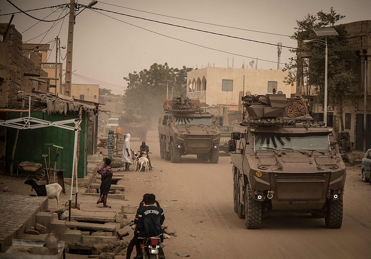 Vehículos blindados Griffon patrullan las calles en Tombuctú, en una foto de archivo