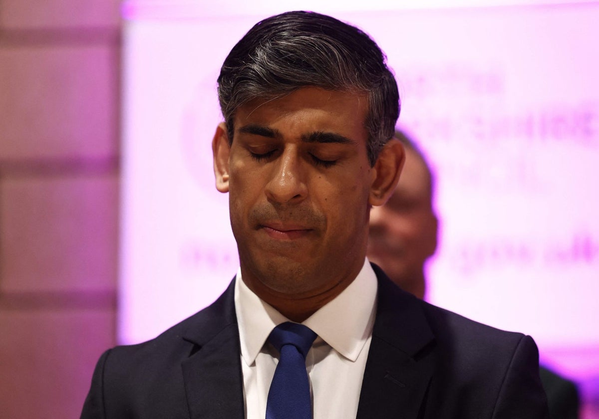 Rishi Sunak reacciona mientras espera la declaración de los resultados de Richmond y Northallerton en Northallerton, al norte de Inglaterra