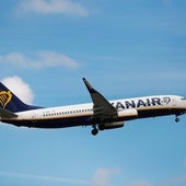 Un avión de Ryanair se desvía de su ruta y aterriza en Santiago de Compostela por llevar a bordo un «pasajero problemático»