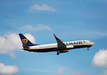 Un avión de Ryanair aterriza de emergencia en Santiago de Compostela por llevar a bordo un «pasajero problemático»
