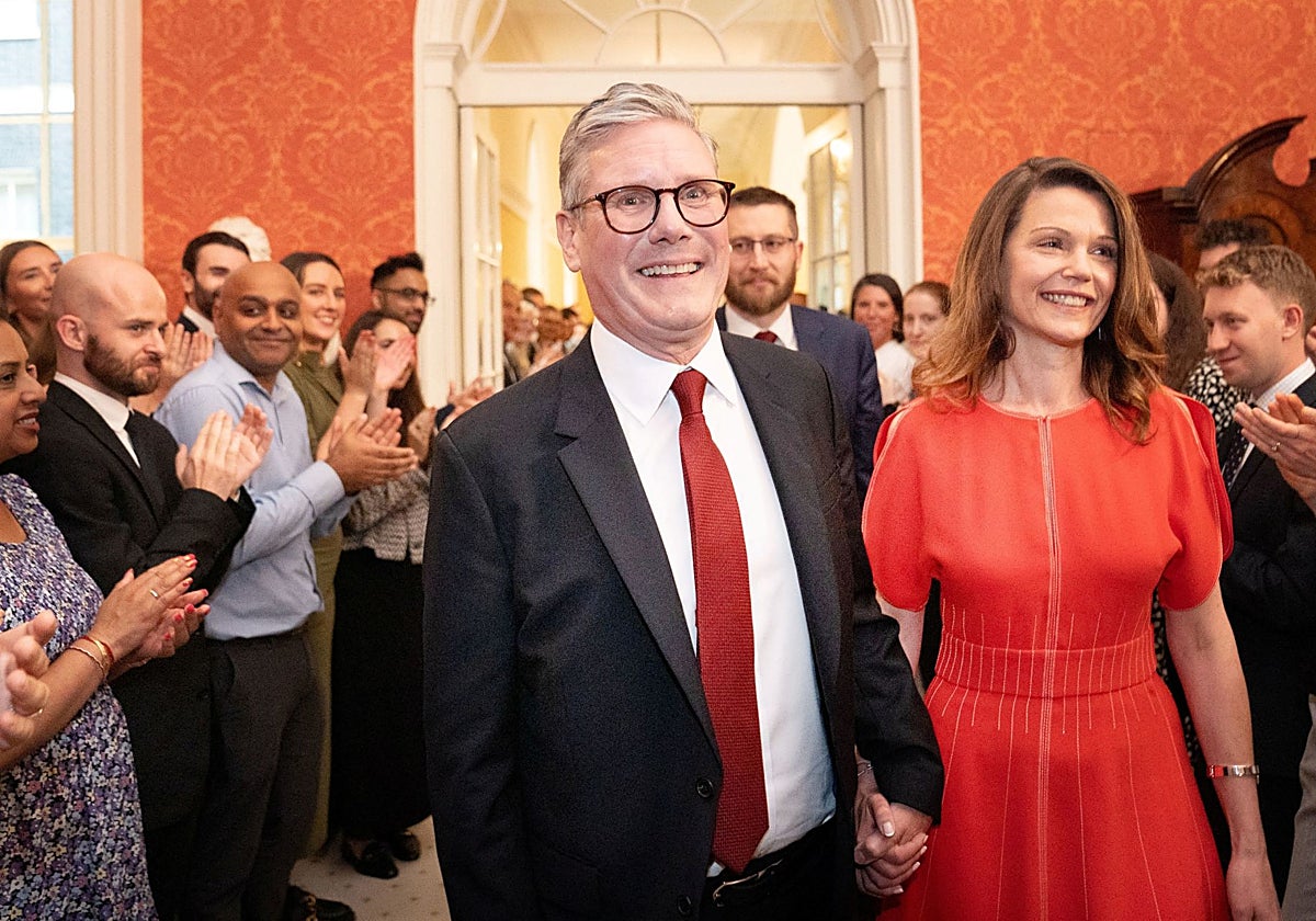 Keir Starmer y su mujer, Victoria, son recibidos en la residencia presidencial