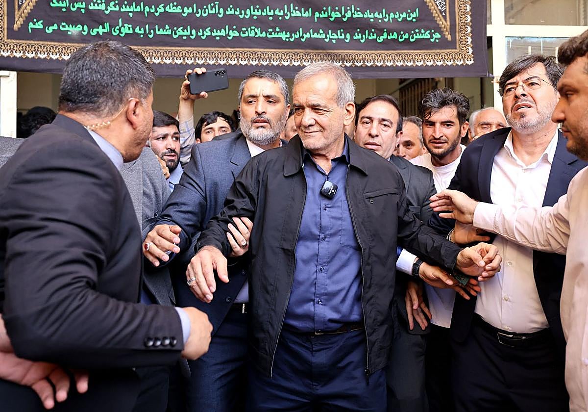 Masud Pezeshkian, durante la jornada electoral.