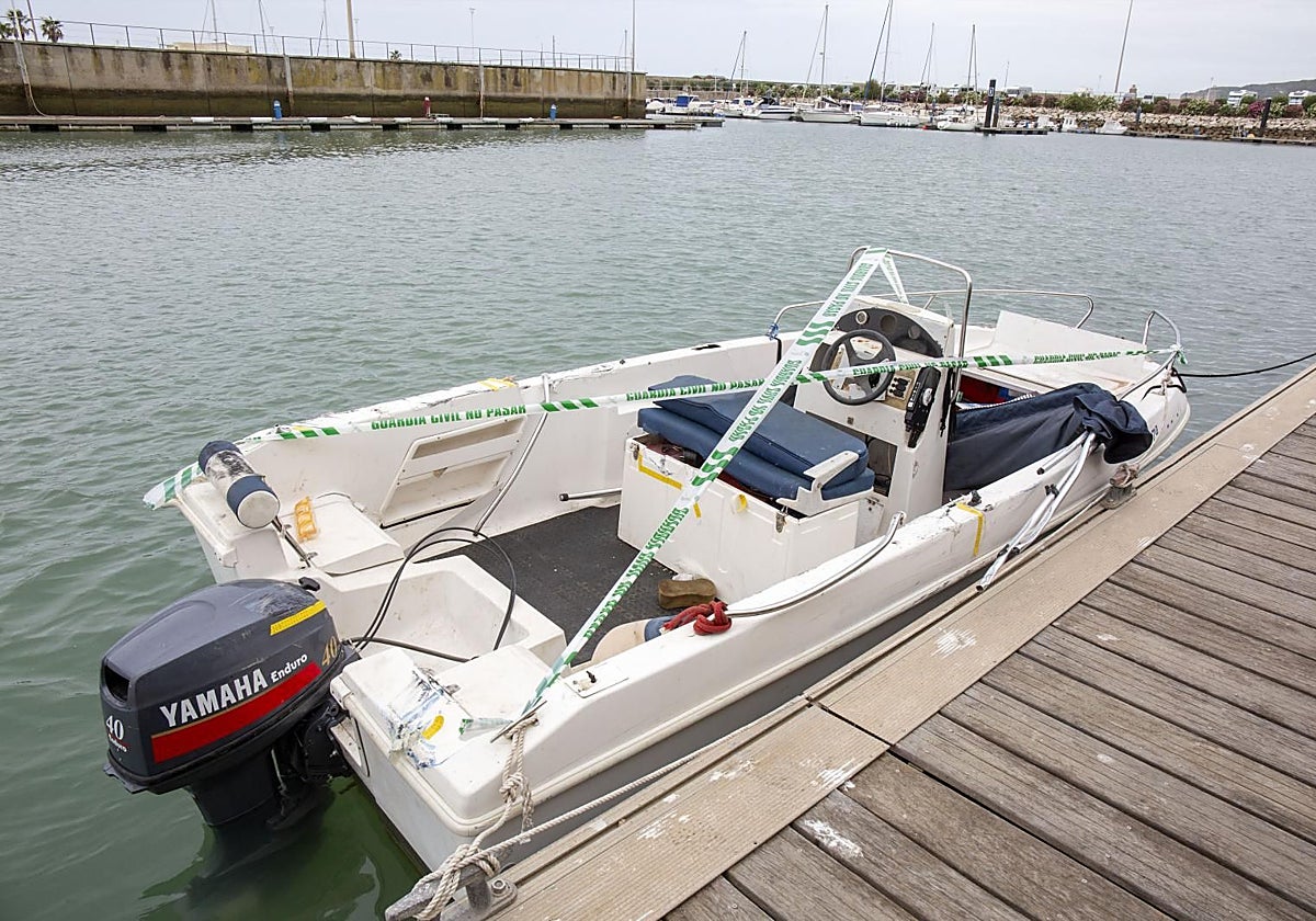 'Narcolancha' precintada por la Guardia Civil  en Barbate, Cádiz.