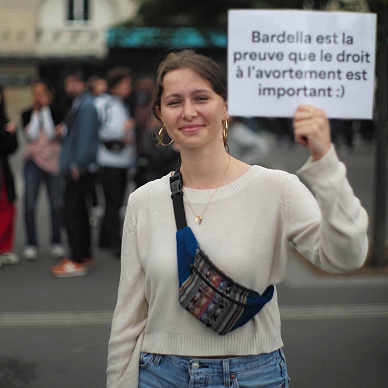 «Una joven sostienen un cartel que dice «Bardella es una prueba de que el derecho al aborto es importante»