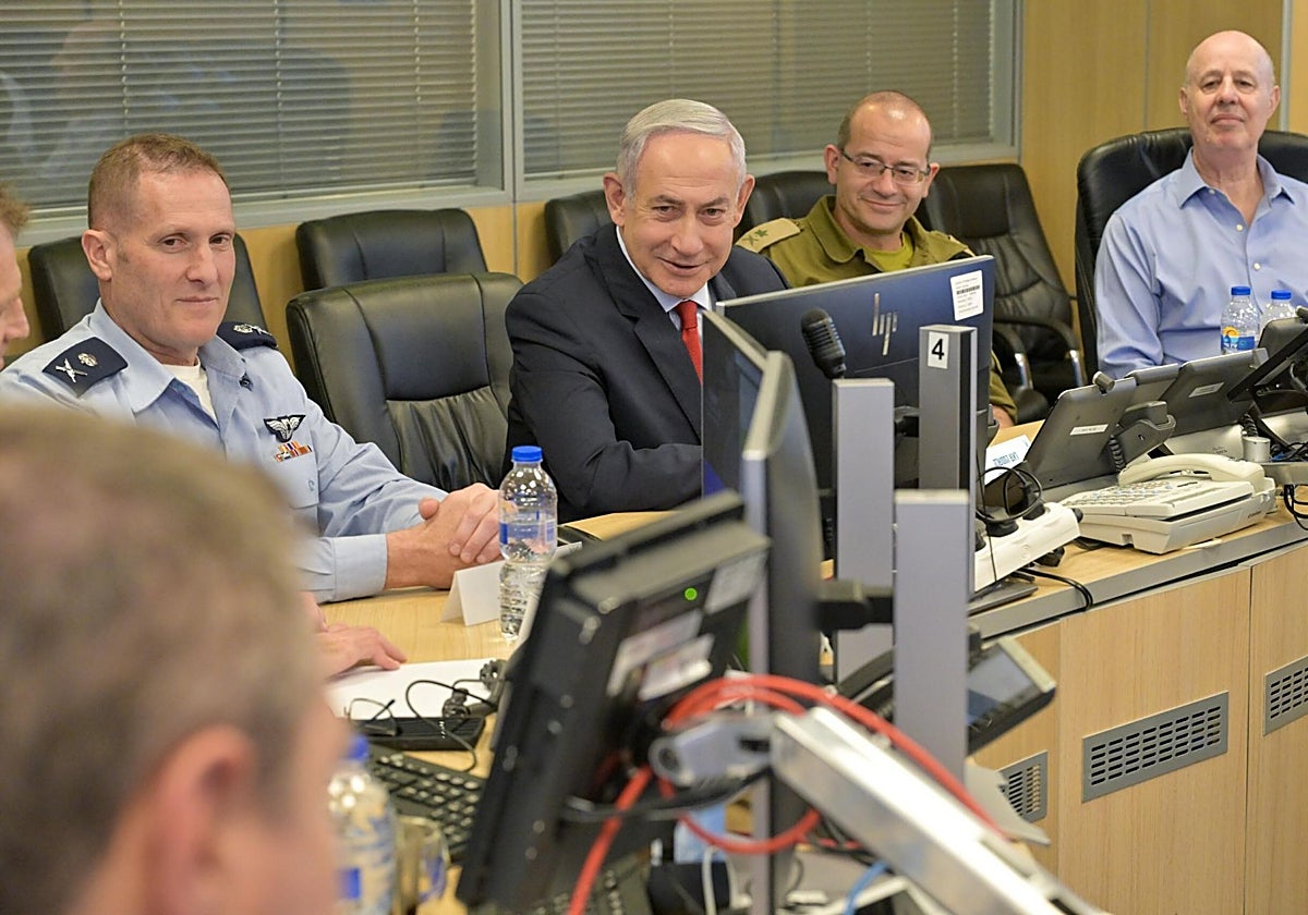 Netanyahu habla durante su visita al Centro de Operaciones de la Fuerza Aérea en el Kirya de Tel Aviv
