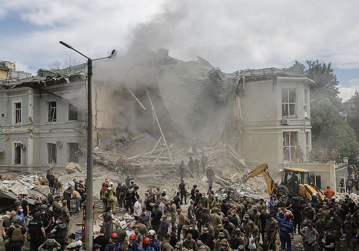 Equipos de rescate en el lugar del impacto de un cohete en el hospital infantil 'Okhmadyt' en Kiev