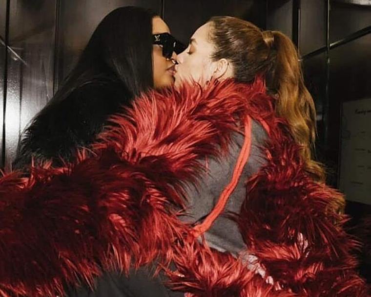 Brenda Biya junto a su novia