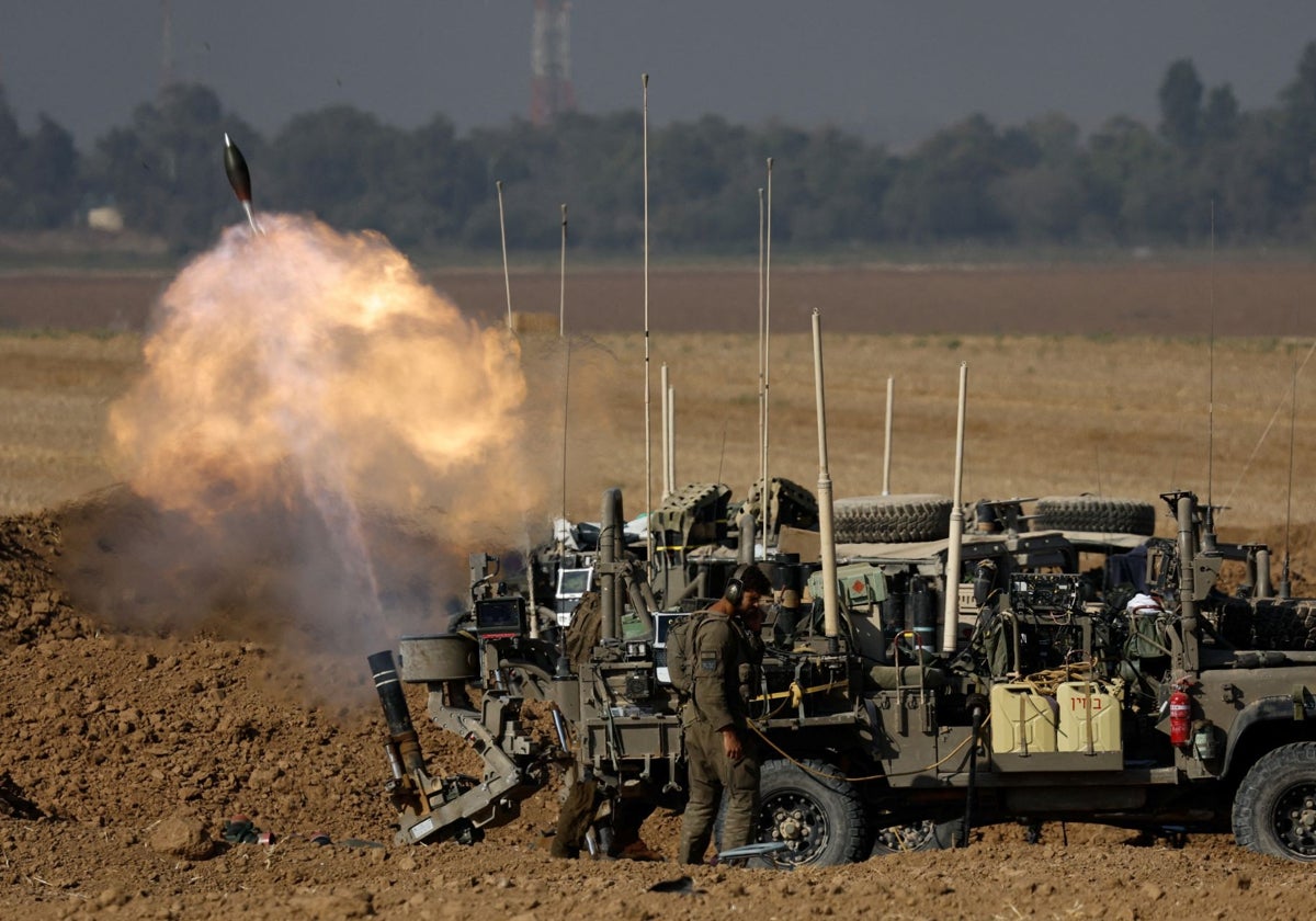 Un soldado israelí dispara un mortero cerca de la frontera entre Israel y Gaza