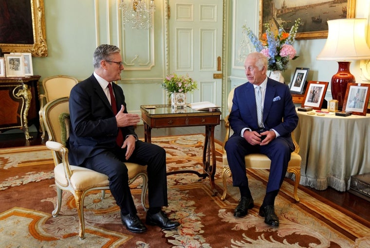 El Rey Carlos habla con Starmer durante una audiencia en el Palacio de Buckingham