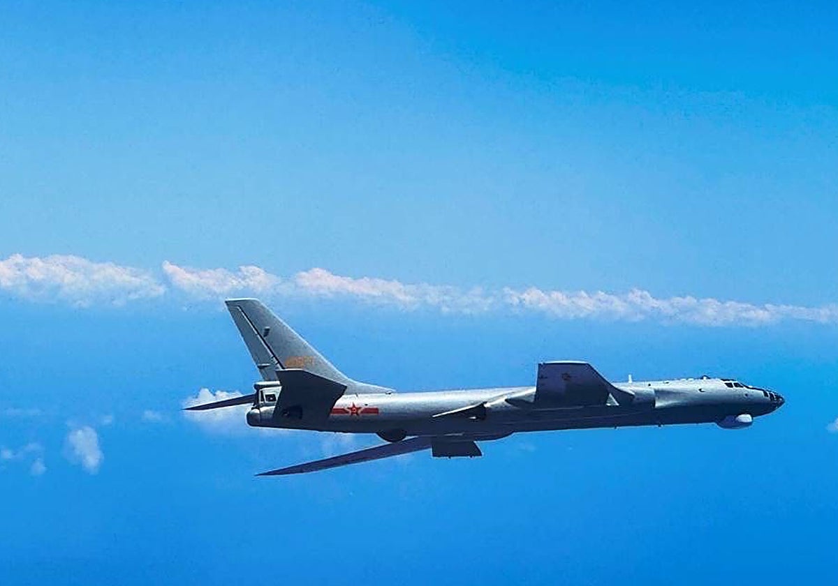 Vista de un bombardero chino Xi'an H-6 detectado por el Ministerio de Defensa Nacional de Taiwán