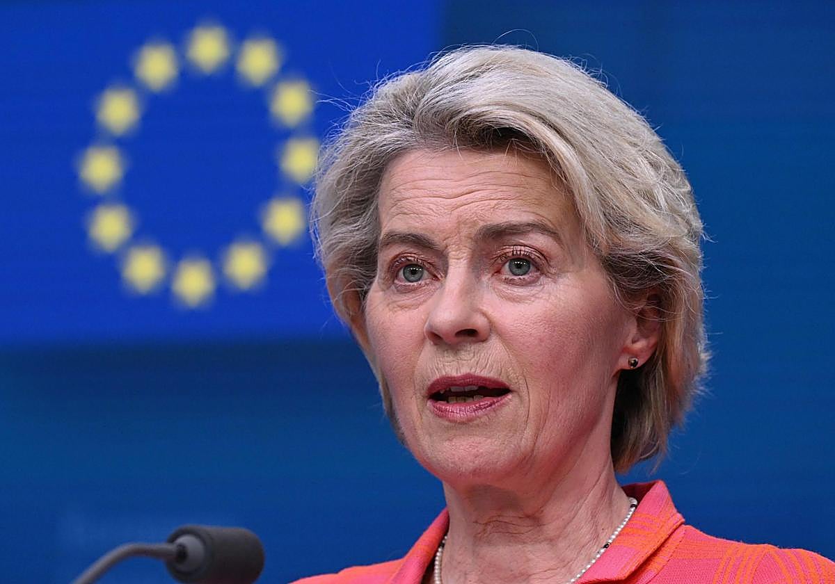 Ursula von der Leyen se dirige a la cumbre del Consejo Europeo en la sede de la UE en Bruselas el pasado junio
