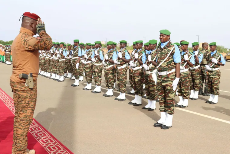 El capitán de Burkina Faso, Ibrahim Traoré, saluda mientras pasa revista a la guardia de honor a su llegada a Niamey