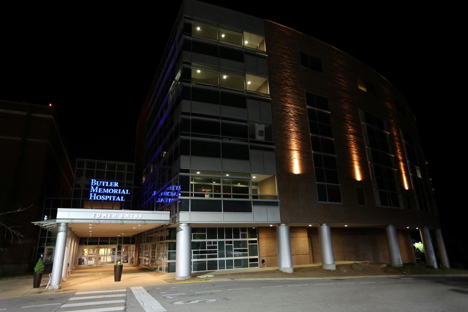 Después de que se escucharan disparos durante un mitin de campaña del candidato presidencial republicano y expresidente de Estados Unidos, Donald Trump, Trump fue trasladado al Butler Memorial Hospital en Butler, Pensilvania.