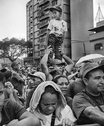 Imagen secundaria 2 - En la primera imagen, grafiti contra Chávez en Venezuela; en la segunda, seguidores durante su funeral. En la última instantánea, estudiantes antigubernamentales en San Cristóbal