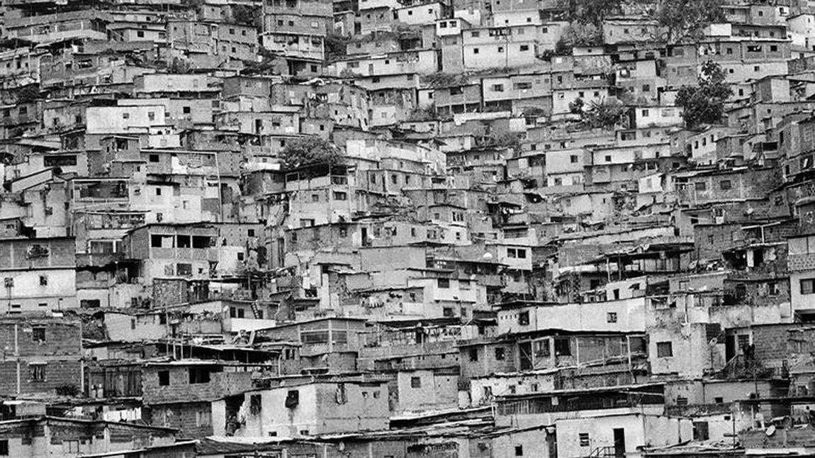 CARACAS, VENEZUELA - OCTUBRE DE 2009: Catia. uno de los muchos barrios marginales de Caracas, bastión tradicional de los «colectivos» en la ciudad. Los «colectivos» son bandas de delincuentes armadas por el gobierno del presidente Hugo Chávez y convertidas en grupos guerrilleros de izquierda mediante la introducción de ideología política, para actuar como escuadrones de la muerte al servicio de la revolución bolivariana, llevando a cabo asesinatos por motivos políticos. Siguen implicados en sus actividades delictivas tradicionales, como el tráfico de drogas. Se calcula que en Venezuela se cometen más de 18.000 homicidios al año, y varias organizaciones internacionales atribuyen muchos de ellos a los «colectivos». el pueblo de Venezuela vive atemorizado.