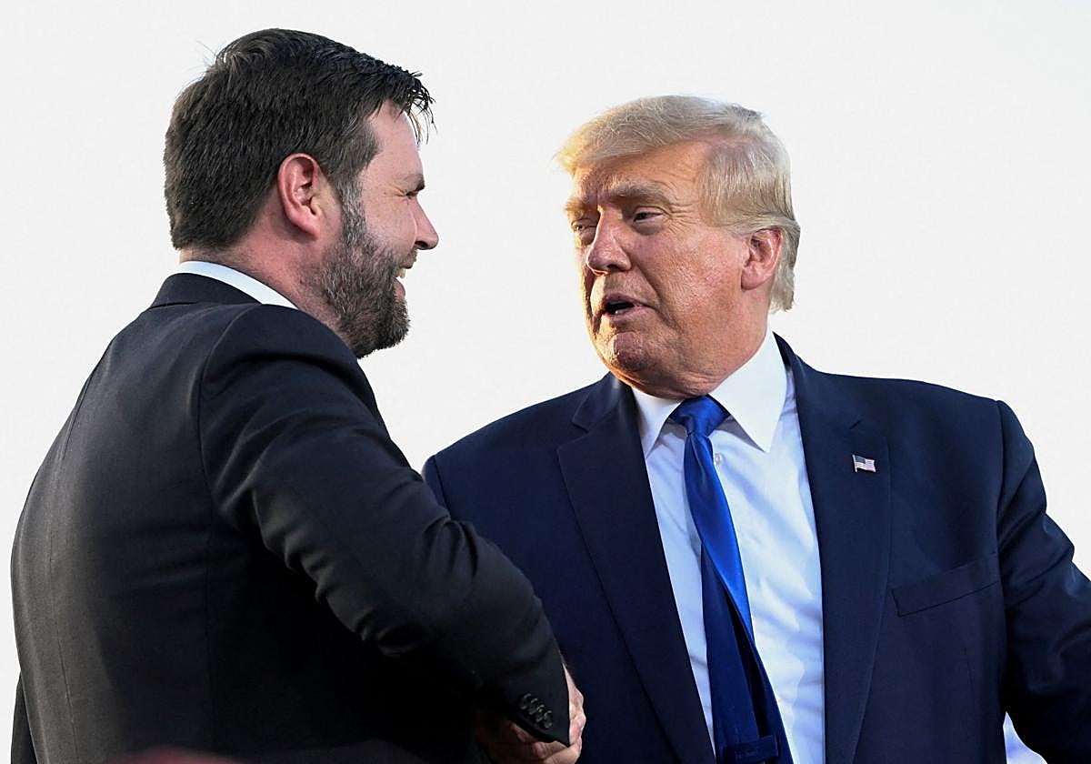 J. D. Vance junto a Donald Trump