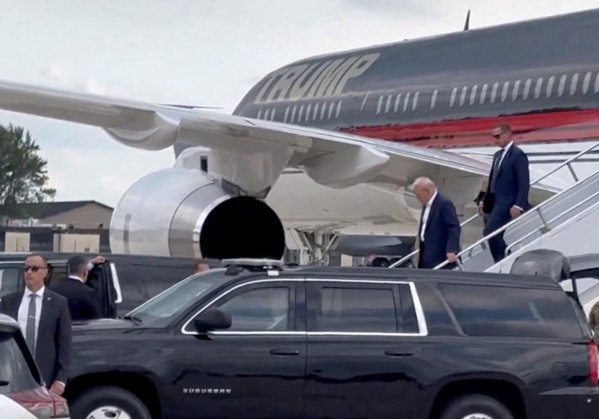 Donald Trump desciende del avión en Milwaukee (Wisconsin) para participar en la convención republicana