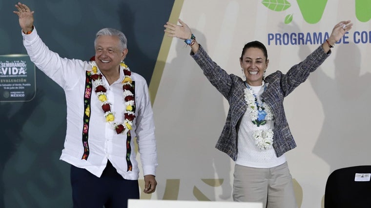 Andrés Manuel López Obrador y la presidenta electa Claudia Sheinbaum participan durante un acto protocolario en Puebla