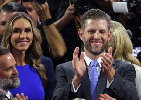 Imagen secundaria 1 - El expresidente Donald Trump estrecha la mano al senador por Ohio J. D. Vance, escogido como vicepresidente en caso de salir elegido (Arriba). Abajo, dos de sus hijos, Eric, acompañado de su esposa, Lara, y Donald Jr. 