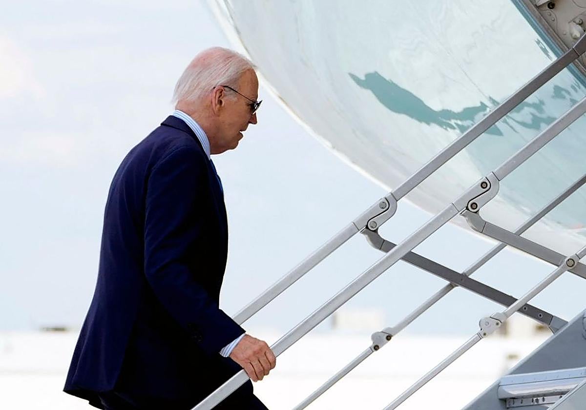 Joe Biden, subiéndose al avión presidencial.