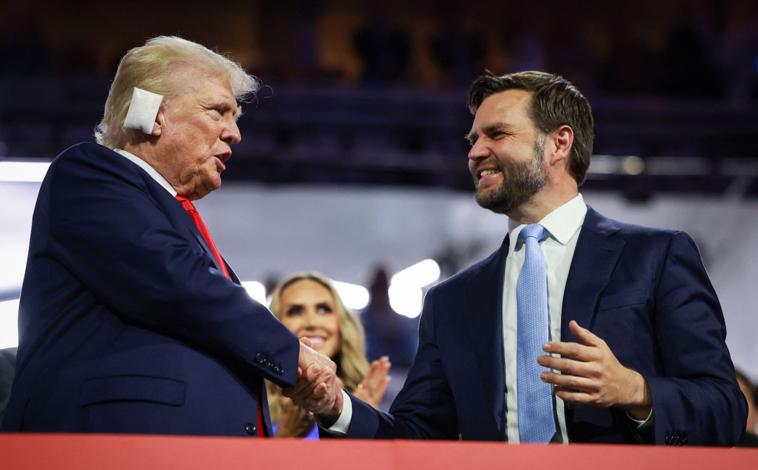 Imagen principal - El expresidente Donald Trump estrecha la mano al senador por Ohio J. D. Vance, escogido como vicepresidente en caso de salir elegido (Arriba). Abajo, dos de sus hijos, Eric, acompañado de su esposa, Lara, y Donald Jr. 