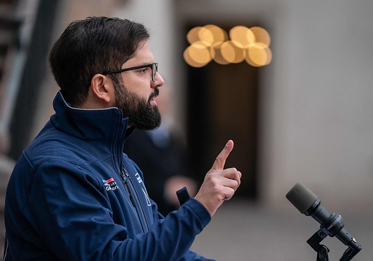 El presidente de Chile, Gabriel Boric, durante una rueda de prensa en el palacio presidencial La Moneda