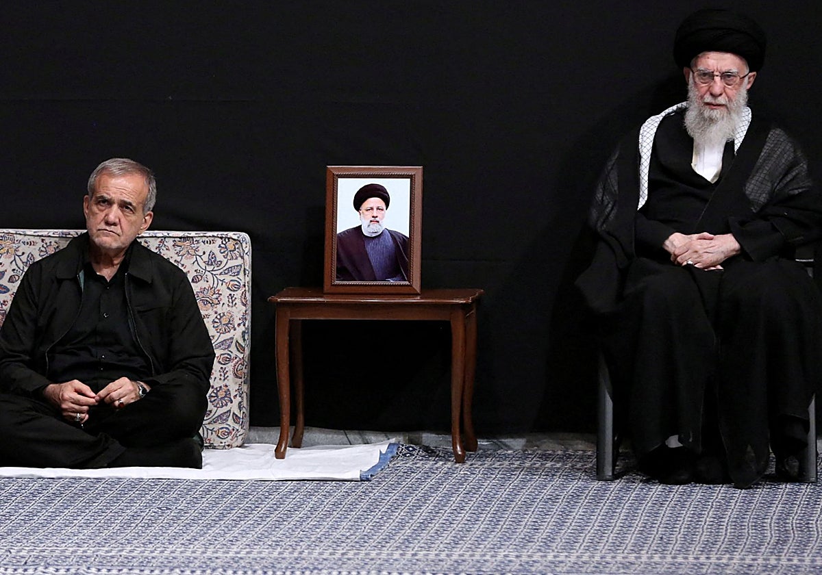 El presidente electo de Irán, Masoud Pezeshkian, junto al Líder Supremo, Alí Jamenei