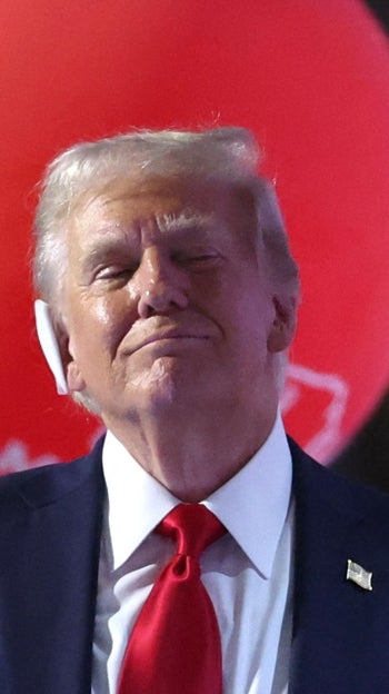 Donald Trump reacciona después de pronunciar su discurso en el cuarto día de la Convención Nacional Republicana