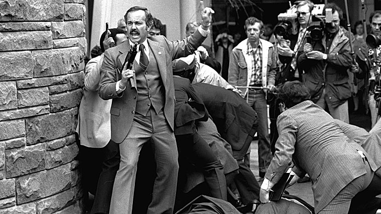 Varios miembros del Servicio Secreto protegen a Ronald Reagan tras el intento de asesinato que sufrió en 1981