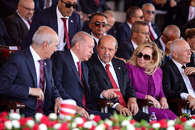 El líder turcochipriota Ersin Tatar (tercero a la der.) y su esposa Sibel escuchan a durante un desfile militar