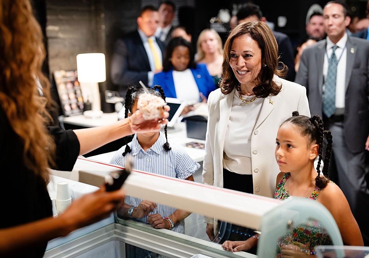Harris visita con dos sobrinas nietas la heladería de Tyra Banks