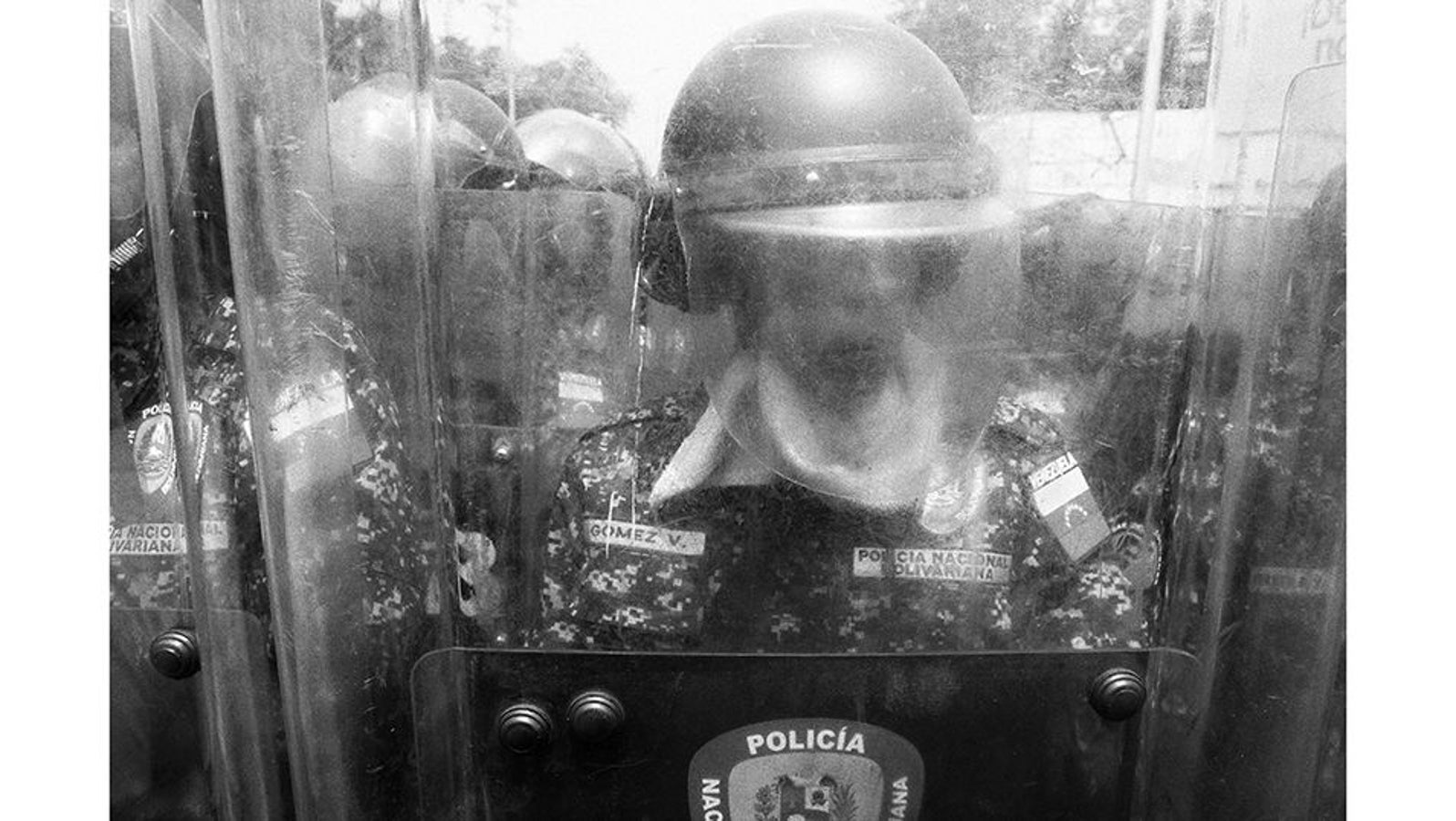 San Cristóbal (Táchira), 23 de febrero de 2019. Una unidad antidisturbios de la Policía Nacional Bolivariana hace frente a una protesta opositora al régimen de Nicolás Maduro, exigiendo que acepte la ayuda humanitaria que la comunidad internacional quiere donar a Venezuela para paliar la crisis de abastecimiento. En 2019, Venezuela atravesaba una crisis humanitaria con hiperinflación y escasez severa de alimentos y medicinas.