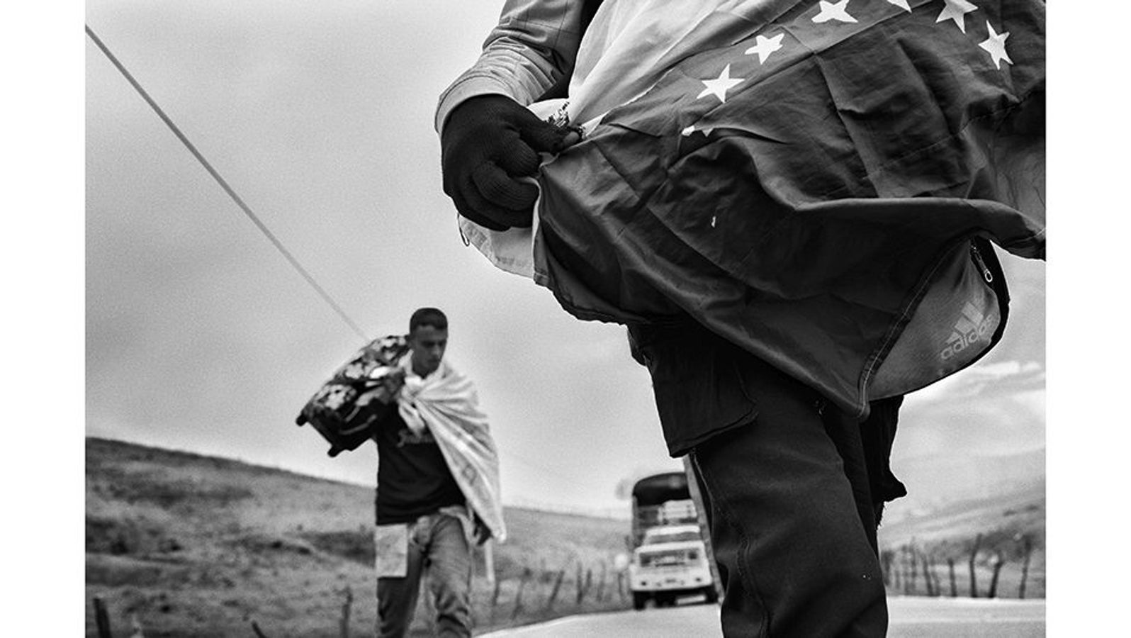 Cúcuta (Colombia), 13 de febrero de 2019. Un grupo de emigrantes venezolanos camina rumbo a Bogotá en busca de oportunidades de futuro. La crisis económica y política en Venezuela ha provocado un éxodo masivo sin precedentes, con más de 7 millones de personas abandonando el país en busca de mejores condiciones de vida. La hiperinflación, la escasez de alimentos y medicinas, el colapso del sistema de salud y la represión política son algunos de los factores que han impulsado a millones de venezolanos a cruzar fronteras hacia países vecinos como Colombia, Perú y Ecuador.