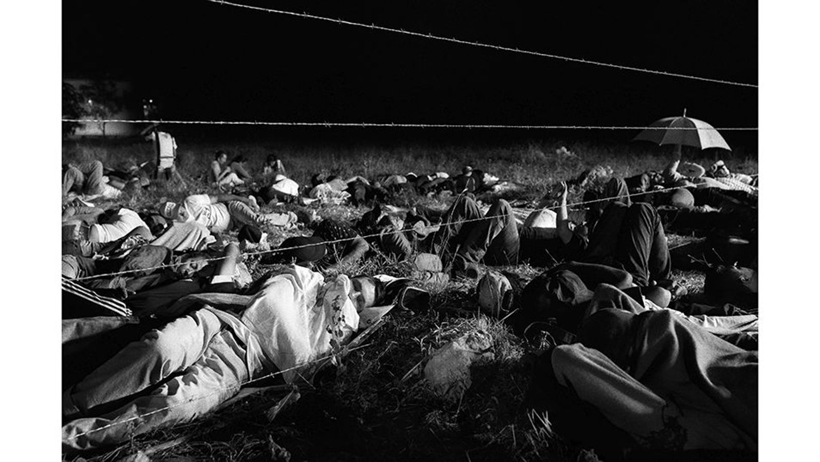 Cúcuta (Colombia), 23 de febrero de 2019. Cientos de emigrantes venezolanos duermen a la intemperie en la ciudad fronteriza de Cúcuta. La ciudad se convirtió en uno de los principales puntos de llegada para los venezolanos que huían de la crisis en su país. La hiperinflación, la escasez de alimentos y medicinas, y el colapso del sistema de salud en Venezuela obligaron a millones a buscar refugio y oportunidades en países vecinos.