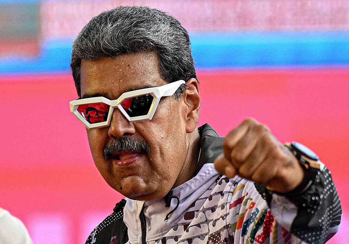 Nicolás Maduro saluda a sus partidarios durante un mitin de campaña en Caracas
