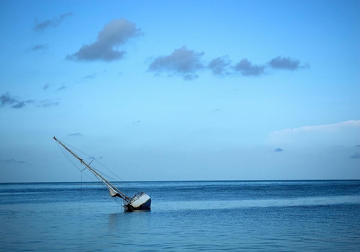 Imagen de un velero naufragado