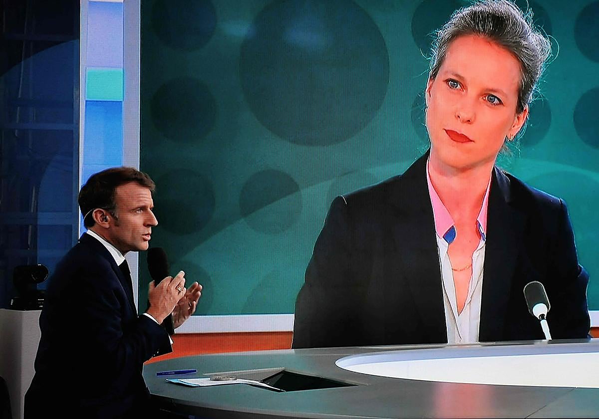 El presidente francés, Emmanuel Macron, con la candidata a primera ministra, Lucie Castets