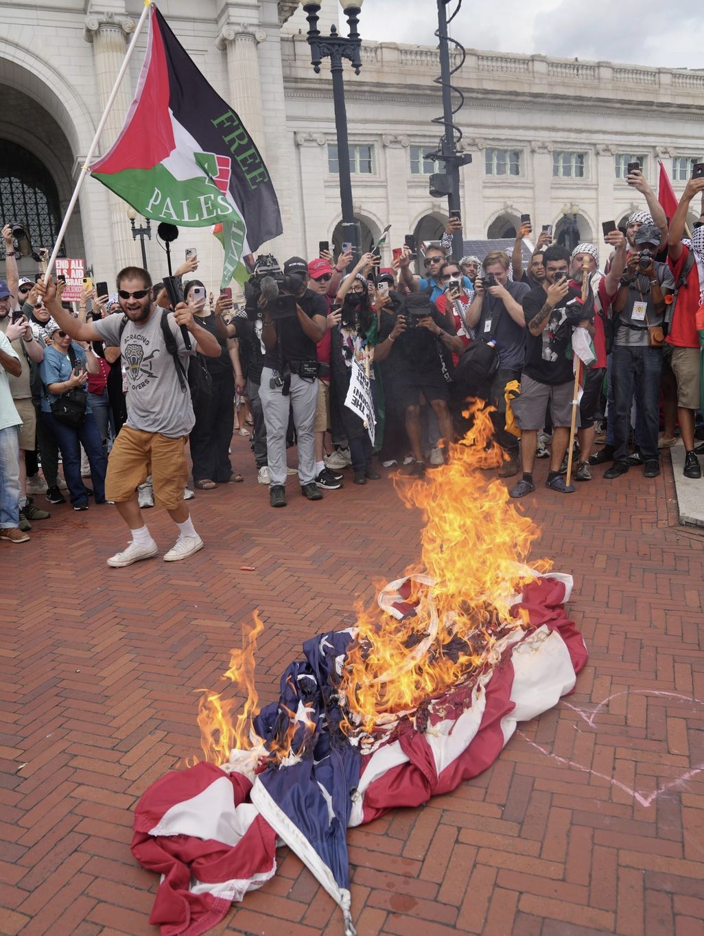 Varios manifestantes a las puertas del Capitolio