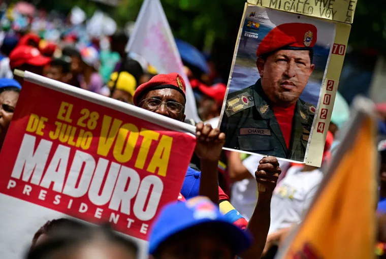 Un seguidor de Maduro sostiene un cartel del fallecido presidente venezolano Hugo Chávez