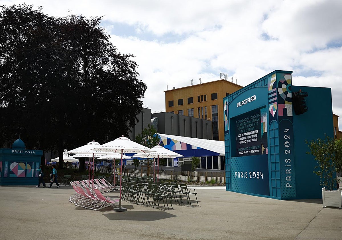 Vista general de una pantalla en la Plaza de la Villa Olímpica, cerca del río Sena