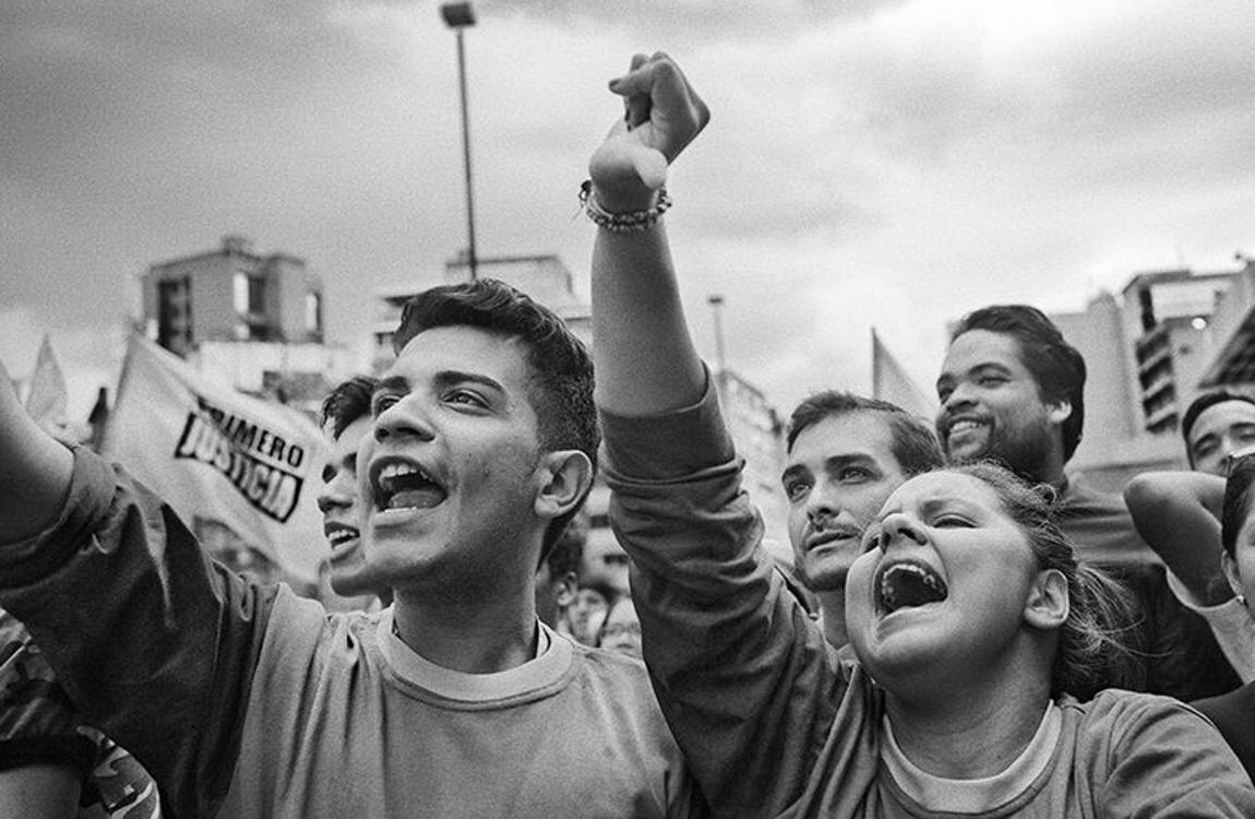 Caracas, 2 de diciembre de 2015. Un grupo de ciudadanos asiste a un acto electoral del parido político de la mesa de la unidad durante la campaña electoral a la asamblea nacional