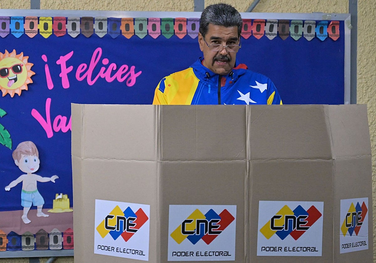 Maduro vota en el inicio de la jornada electoral