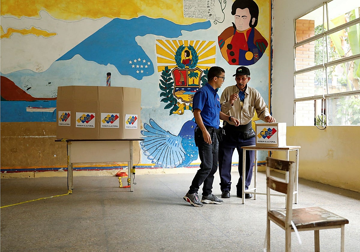 Se prepara un aula escolar para la celebración de las elecciones