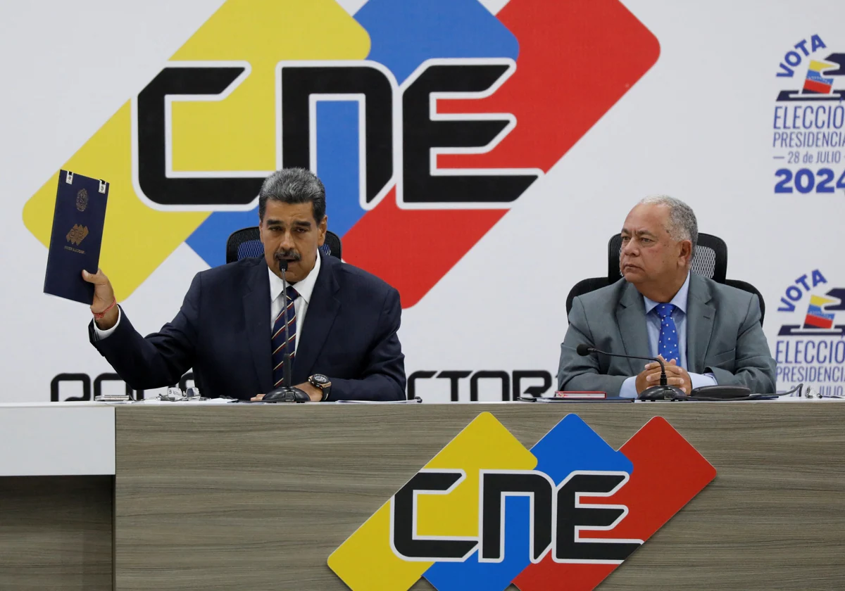 Maduro habla junto a Elvis Amoroso, rector del Consejo Nacional Electoral (CNE), mientras sostiene la credencial como ganador de las elecciones presidenciales del país.